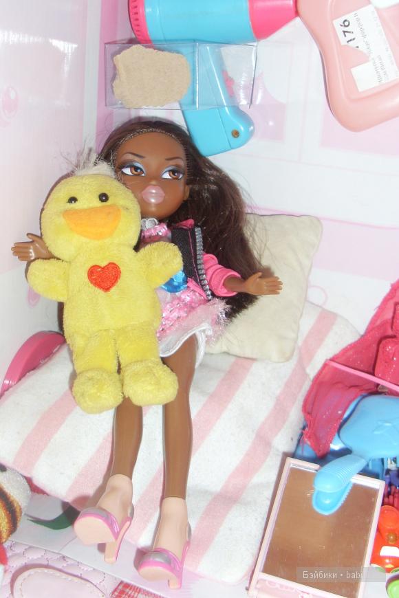 отдыхает в любимой кровати