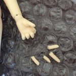 Пришла посылка, сломаны пальцы на руке куклы. Лейси, Kaye Wiggs