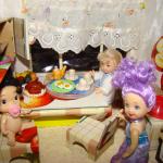 Вот такой домик для кукол получился у меня из обычной картонной коробки