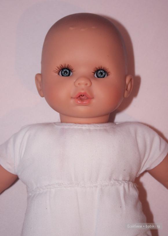 На животе у куклы есть кармашек с говорящим механизмом, я его зашила чтоб дочка его не оторвала.