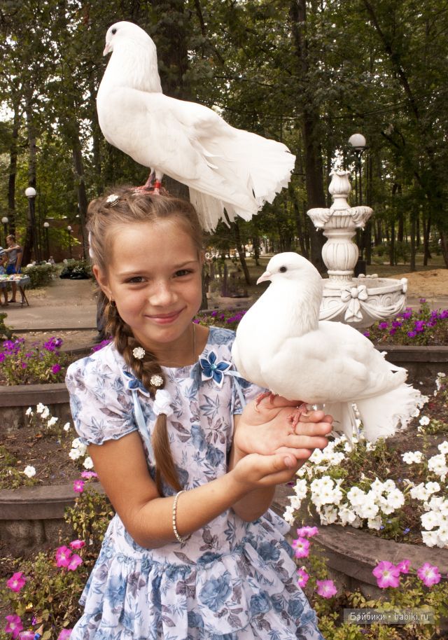 Девочка Маша первый раз на свадьбе