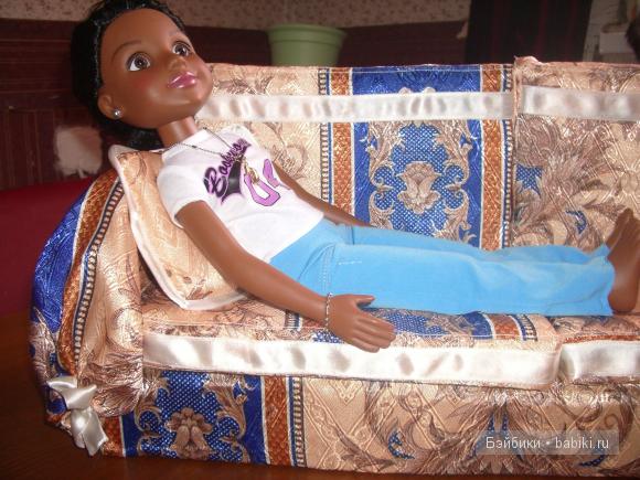 Когда у меня поселилась моя смуглая красавица стало понятно, что спать ей негде. Диван для куклы своими руками