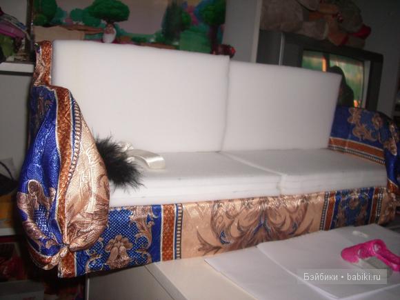 Когда у меня поселилась моя смуглая красавица стало понятно, что спать ей негде. Диван для куклы