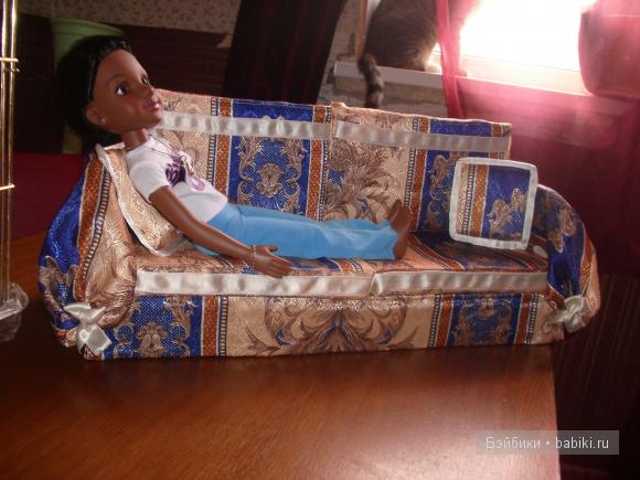 Когда у меня поселилась моя смуглая красавица стало понятно, что спать ей негде. Диван для куклы своими руками