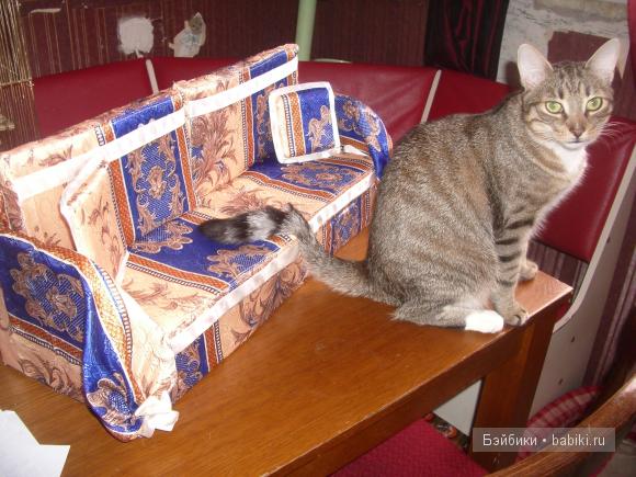 Когда у меня поселилась моя смуглая красавица стало понятно, что спать ей негде. Диван для куклы