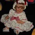 У коллекционной куклы оторвалась нога. Помогите!