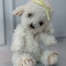 Милый белый щеночек