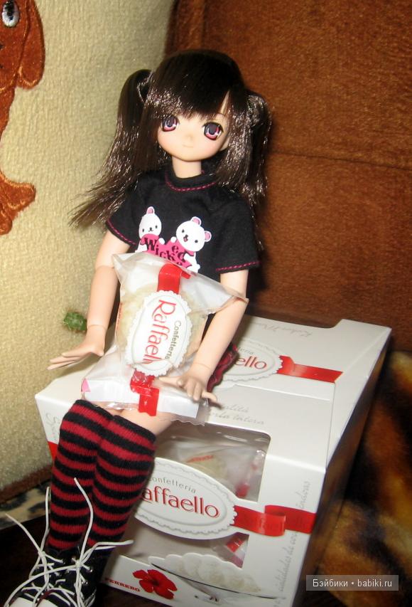 Айка с конфетами