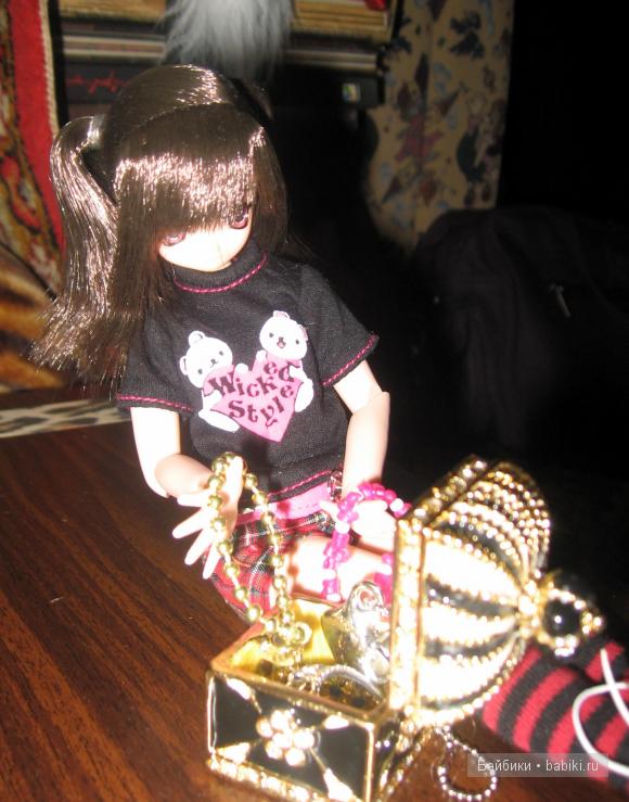 Айка с сундуком