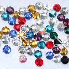 Чем приклеить стразы на ткань