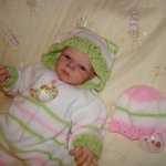 Новый вязанный наряд для куклы Эмми!