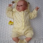 Эмми в костюме цвета ванили.