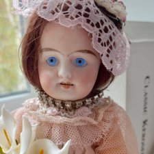 Антикварная маленькая кукла