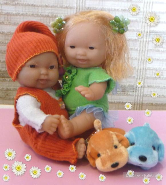 нежно обнимаются