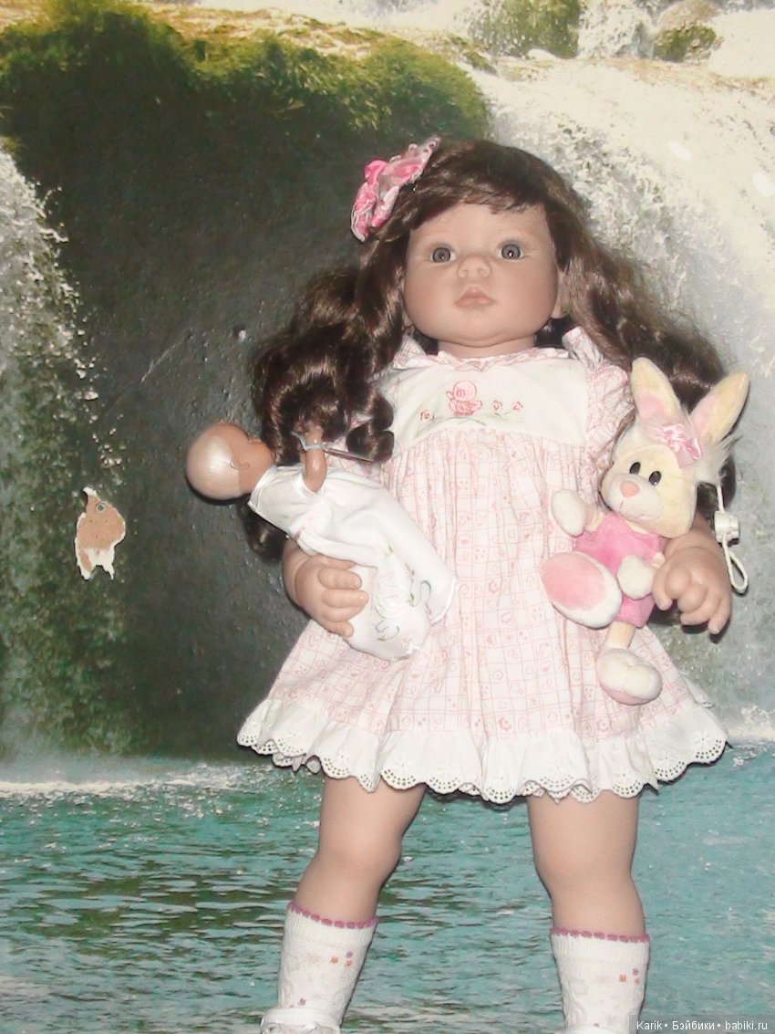 У нее реснички настоящие нижние и верхние, что не так часто встречается у этих деток.