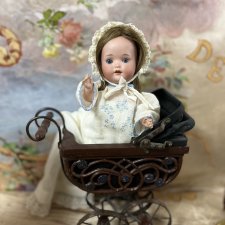 Очаровательная малышка Porzellanfabrik Mengersreuth 924   в колясочке