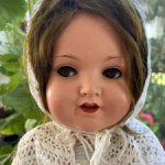 Очаровательная флиртушка  KÖNIG & WERNICKE 777 со швейной машинкой рост 54 см