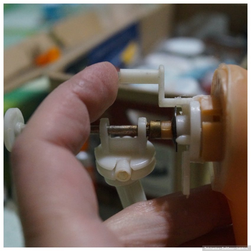 Вторая выписка марта. Нейрохирург вылечил девочку. Снова убираем банчемсы из волос Маши. Соединила голову и тело, получилась