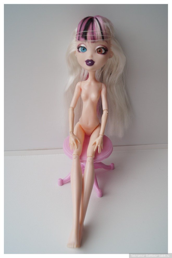 Вторая выписка апреля. Паяем отломанные ножки. Утерян шейный шарнир, меняем его на бусину. Тройной обмен телами и головами