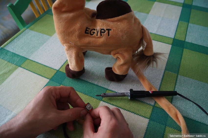 Третья выписка сентября. Паяем маму Умки, клеим колкий пластик, нейрохирург вылечил верблюда. Восстанавливаем волосы паром