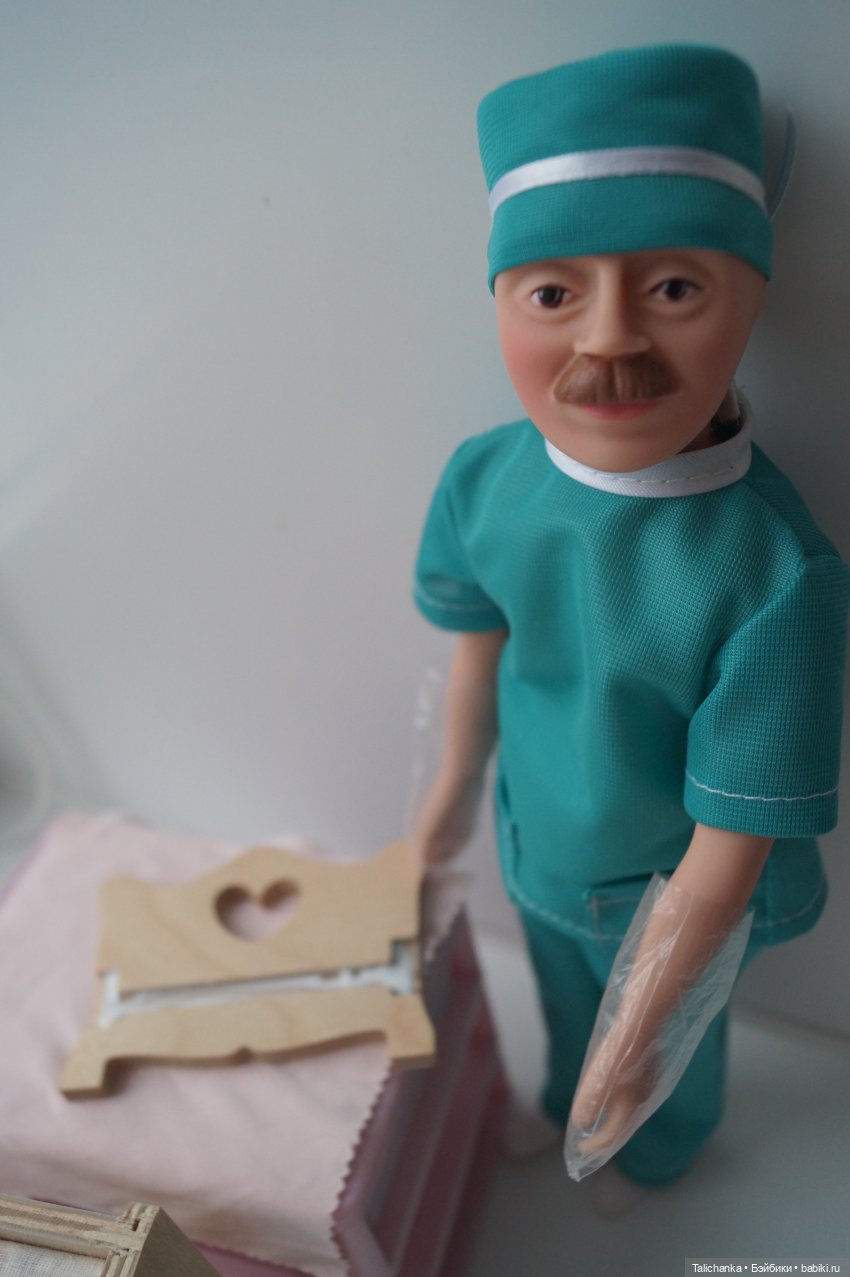 Вторая выписка ноября. Учусь наращивать утраченные пальцы, прошиваю волосы. Борис Анатольевич починил стул и кровать