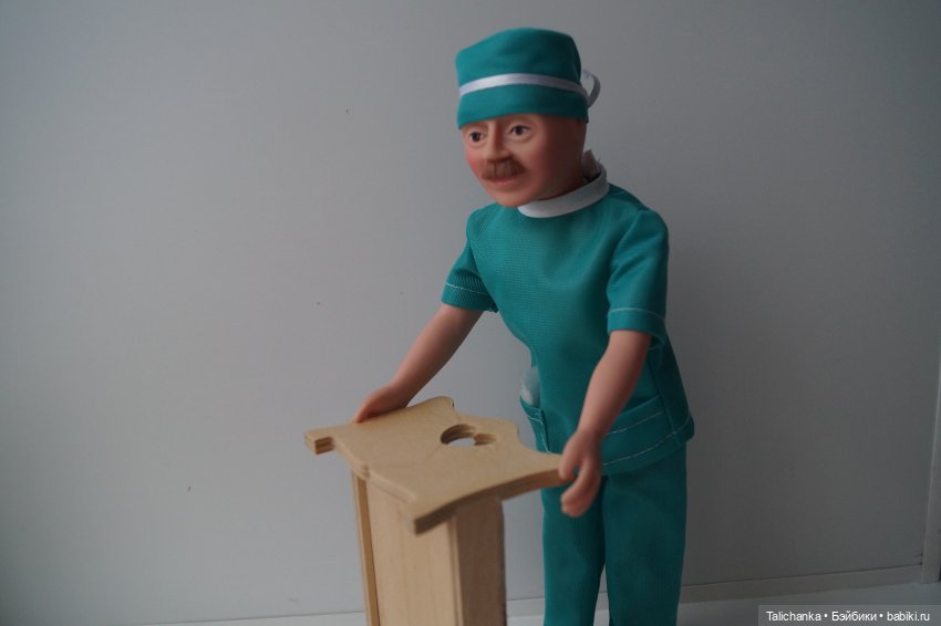 Вторая выписка ноября. Учусь наращивать утраченные пальцы, прошиваю волосы. Борис Анатольевич починил стул и кровать