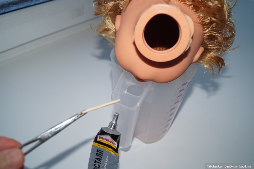 Третья выписка ноября. Покраска выгоревшего пластика. Удаляем жир с волос. Заклеиваем разрыв глазницы ГДРчика