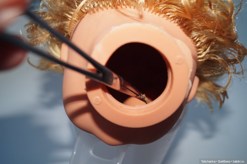 Третья выписка ноября. Покраска выгоревшего пластика. Удаляем жир с волос. Заклеиваем разрыв глазницы ГДРчика