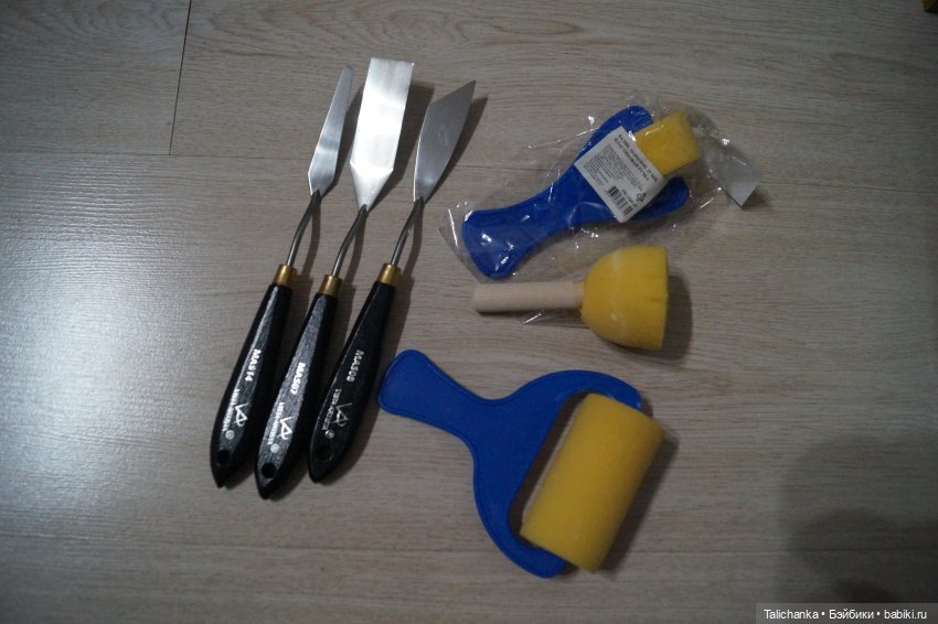 Две посылки с куклами и мебелью