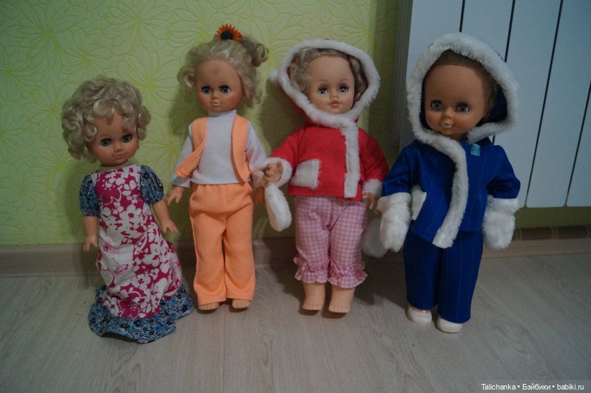 Два пакета с куклами и игрушками