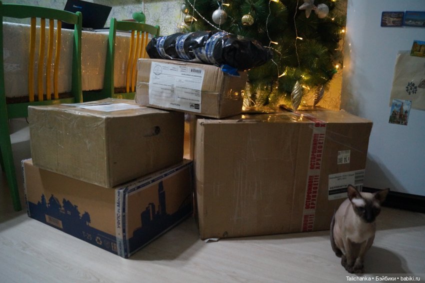 Много посылок открываем первую