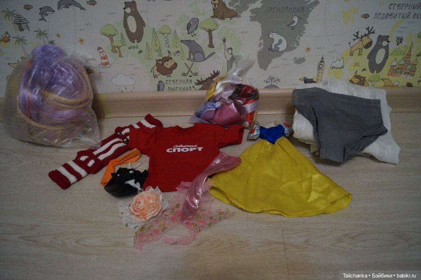 Много посылок открываем первую