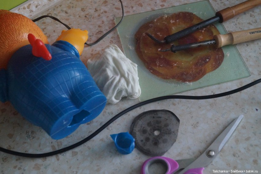 Вторая выписка января Паяем ножки Карлсона возвращаем собачке ножки Как заклеить резинового Кьюпи Девушка светильник светит