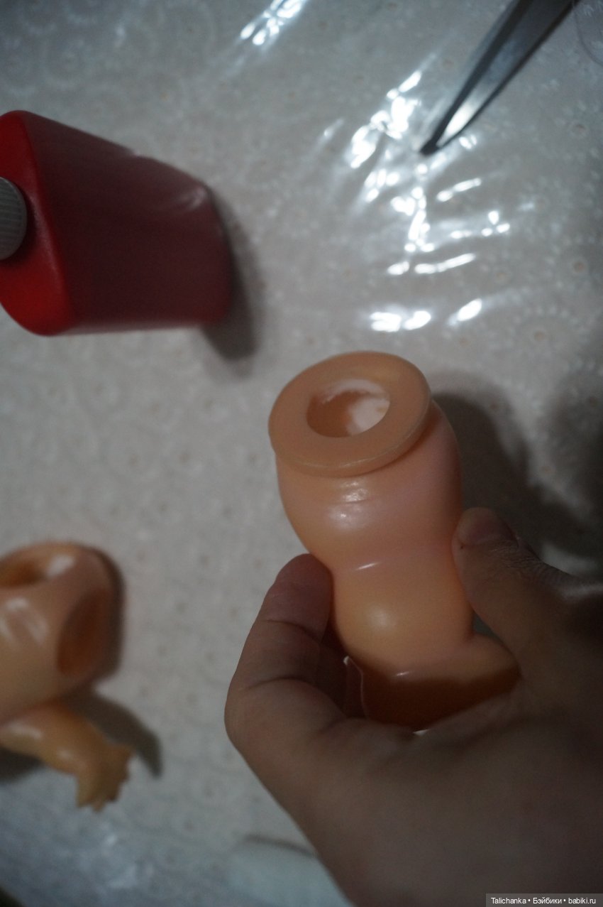 Вторая выписка января Паяем ножки Карлсона возвращаем собачке ножки Как заклеить резинового Кьюпи Девушка светильник светит