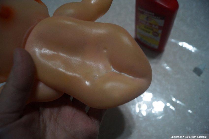 Вторая выписка января Паяем ножки Карлсона возвращаем собачке ножки Как заклеить резинового Кьюпи Девушка светильник светит