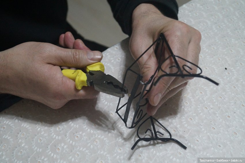 Вторая выписка января Паяем ножки Карлсона возвращаем собачке ножки Как заклеить резинового Кьюпи Девушка светильник светит