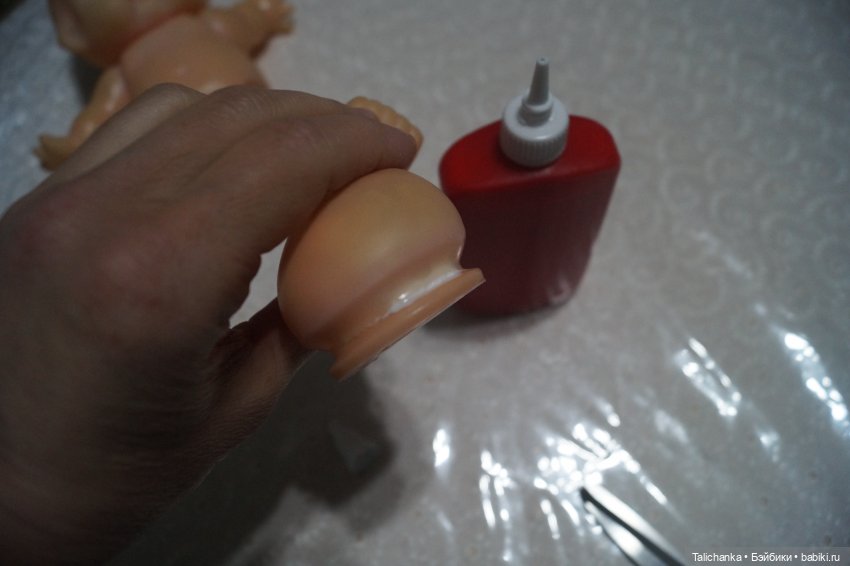 Вторая выписка января Паяем ножки Карлсона возвращаем собачке ножки Как заклеить резинового Кьюпи Девушка светильник светит