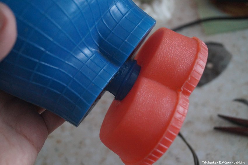 Вторая выписка января Паяем ножки Карлсона возвращаем собачке ножки Как заклеить резинового Кьюпи Девушка светильник светит