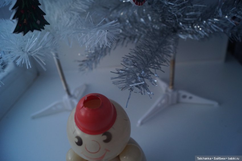 Вторая выписка января Паяем ножки Карлсона возвращаем собачке ножки Как заклеить резинового Кьюпи Девушка светильник светит