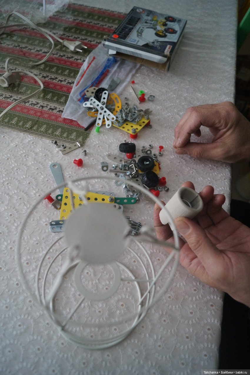 Вторая выписка января Паяем ножки Карлсона возвращаем собачке ножки Как заклеить резинового Кьюпи Девушка светильник светит