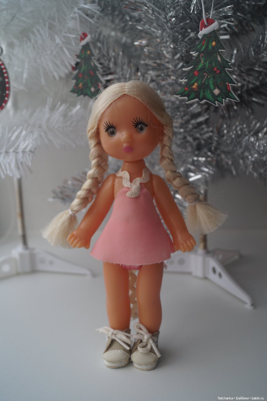 Вторая выписка января Паяем ножки Карлсона возвращаем собачке ножки Как заклеить резинового Кьюпи Девушка светильник светит