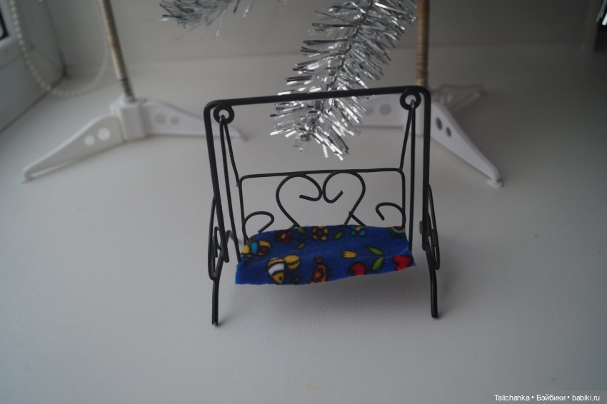 Вторая выписка января Паяем ножки Карлсона возвращаем собачке ножки Как заклеить резинового Кьюпи Девушка светильник светит