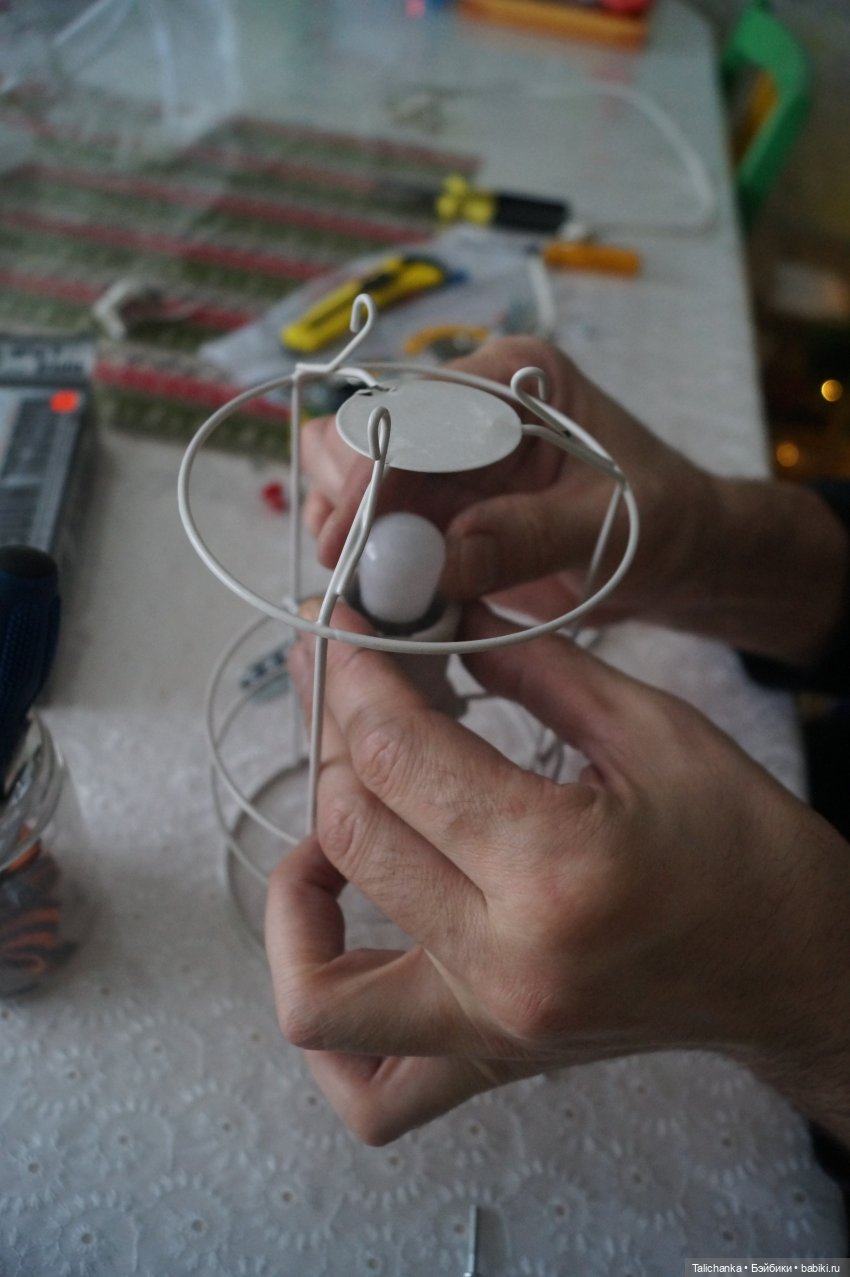 Вторая выписка января Паяем ножки Карлсона возвращаем собачке ножки Как заклеить резинового Кьюпи Девушка светильник светит