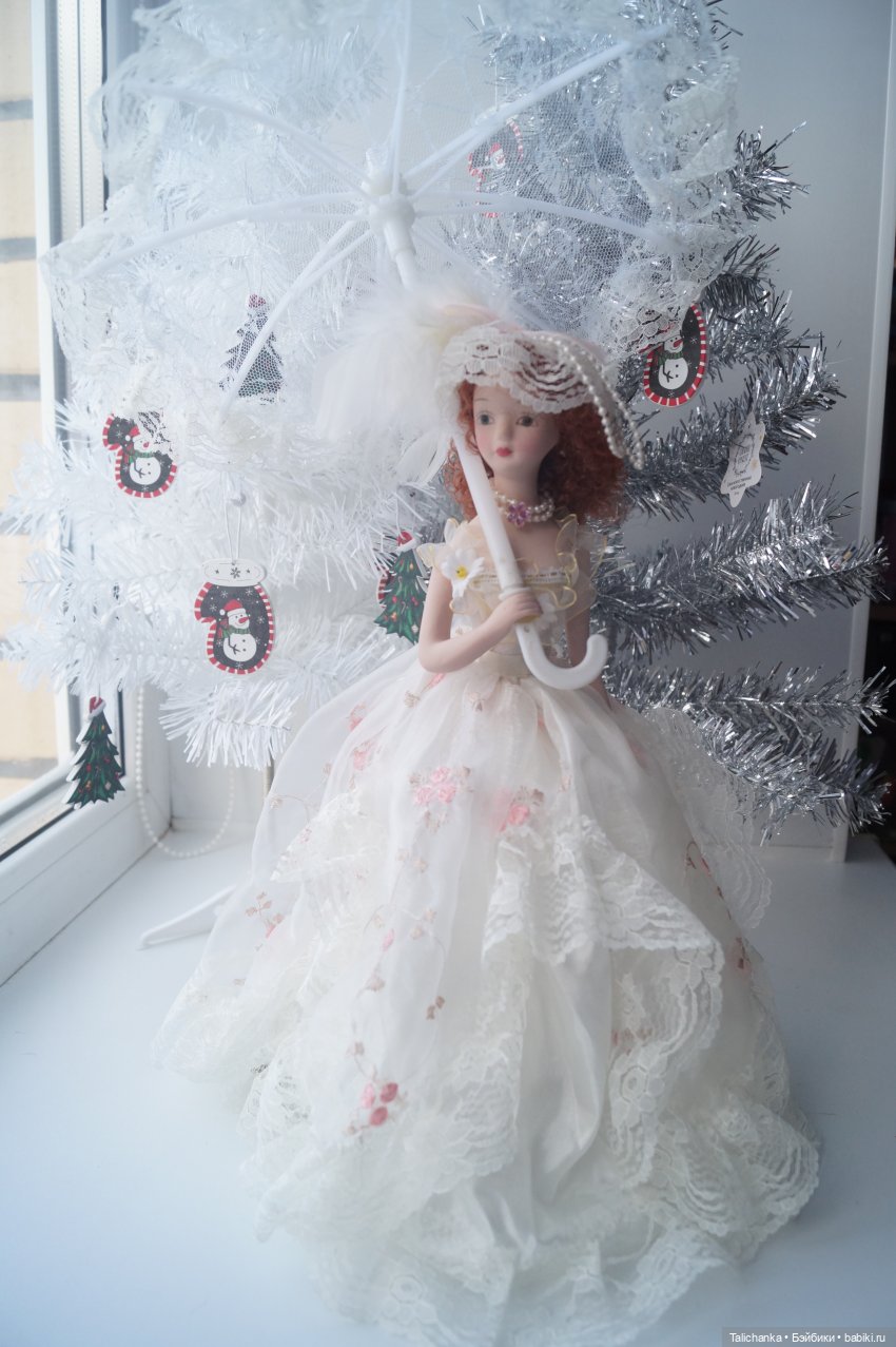 Вторая выписка января Паяем ножки Карлсона возвращаем собачке ножки Как заклеить резинового Кьюпи Девушка светильник светит