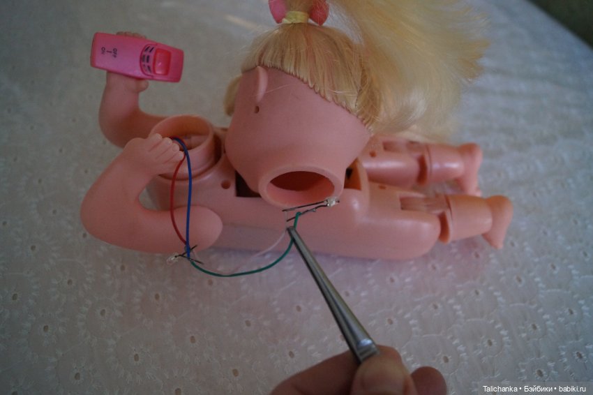 Третья выписка апреля паяем разрыв на плечах Паяем ножку Восстанавливаем кудряшки Нейрохируг лечил малышку