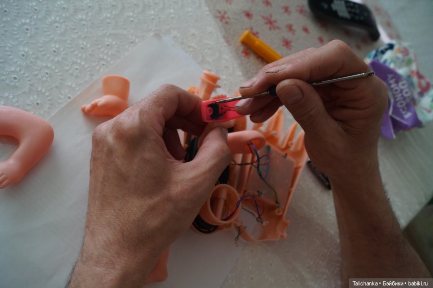 Третья выписка апреля паяем разрыв на плечах Паяем ножку Восстанавливаем кудряшки Нейрохируг лечил малышку