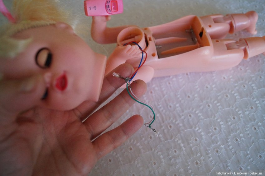 Третья выписка апреля паяем разрыв на плечах Паяем ножку Восстанавливаем кудряшки Нейрохируг лечил малышку