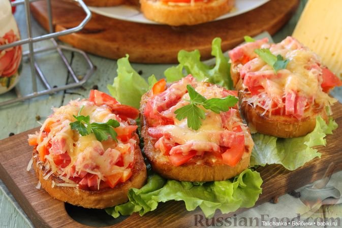 Четвёртая выписка января Паяю ножку ГДРчику и Алёше Ленигрушка Горьковским куколкам поправила волосы и сшила платьица