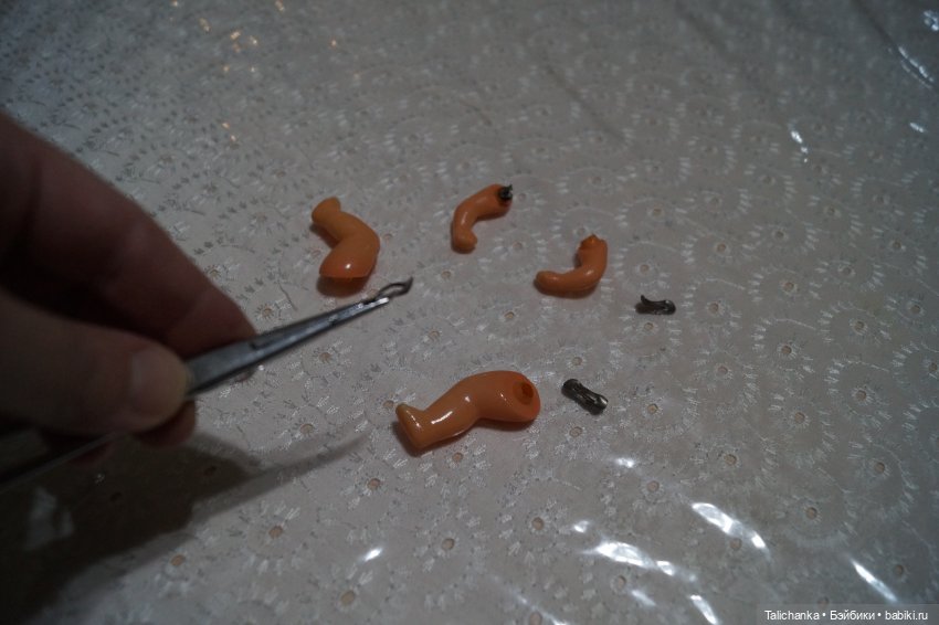 Четвёртая выписка января Паяю ножку ГДРчику и Алёше Ленигрушка Горьковским куколкам поправила волосы и сшила платьица