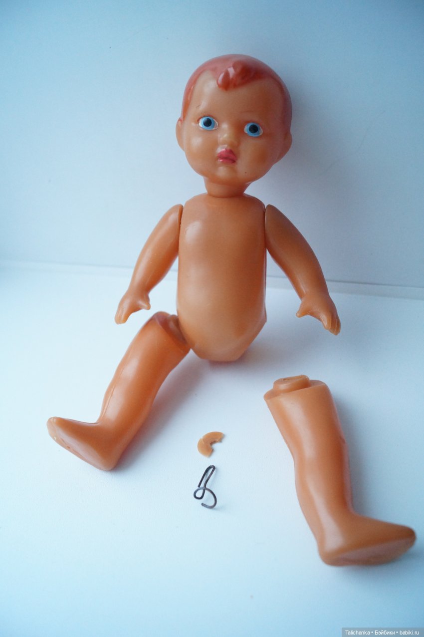 Четвёртая выписка января Паяю ножку ГДРчику и Алёше Ленигрушка Горьковским куколкам поправила волосы и сшила платьица